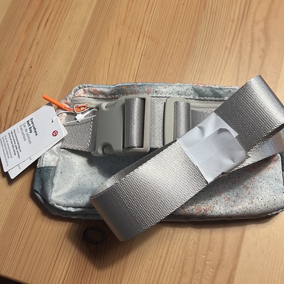Lululemon belt bag NWT spray camo mini silver blue multi /dove gray - Picture 2 of 4